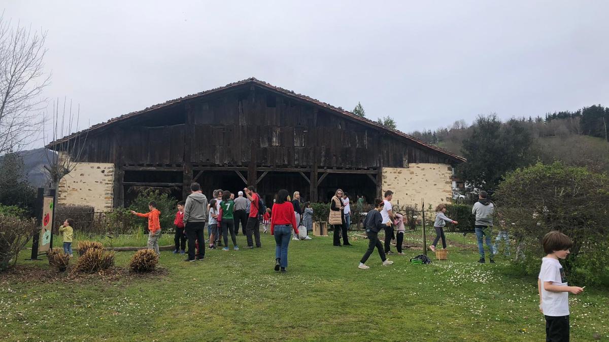 Bisitariak, Igartubeiti baserriaren kanpoaldean.