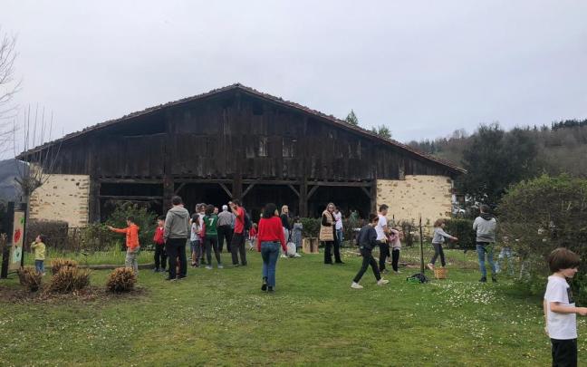 Bisitariak, Igartubeiti baserriaren kanpoaldean.