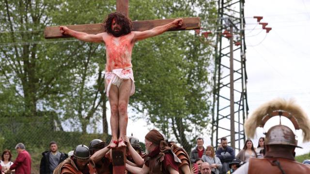 Tras más de dos horas de recreación, el Via Crucis de Arkotxa culmina con la escena de El Calvario