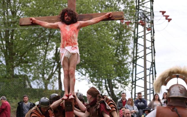 Tras más de dos horas de recreación, el Via Crucis de Arkotxa culmina con la escena de El Calvario