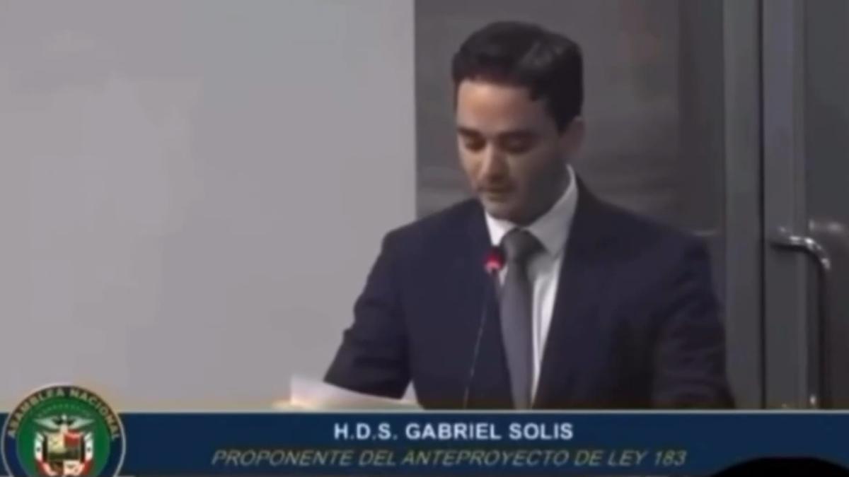 El diputado Gabriel Solís, leyendo su discurso en la Asamblea Nacional de Panamá.
