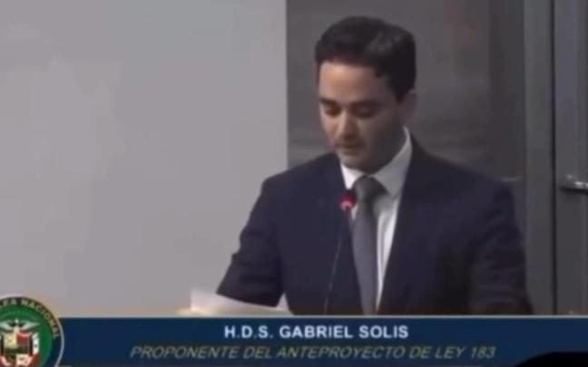 El diputado Gabriel Solís, leyendo su discurso en la Asamblea Nacional de Panamá.