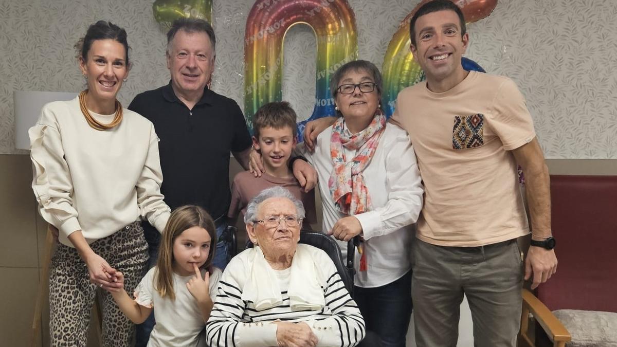 María Arrese, con sus familiares.