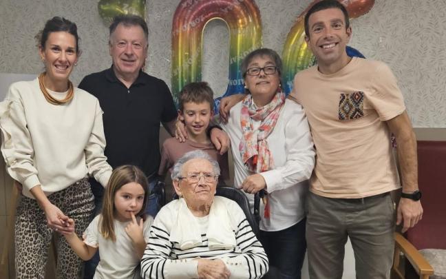 María Arrese, con sus familiares.