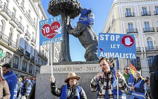 Protesta contra la norma de bienestar animal. | FOTO: E. P. Protesta contra la norma de bienestar animal. | FOTO: E. P.