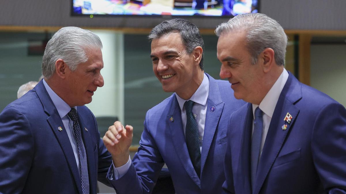 Pedro Sánchez charla con el presidente cubano Miguel Díaz-Canel (i) y el primer ministro de República Dominicana, Luis Abinader (d) en la Cumbre UE-Celac.