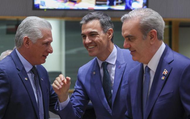 Pedro Sánchez charla con el presidente cubano Miguel Díaz-Canel (i) y el primer ministro de República Dominicana, Luis Abinader (d) en la Cumbre UE-Celac.