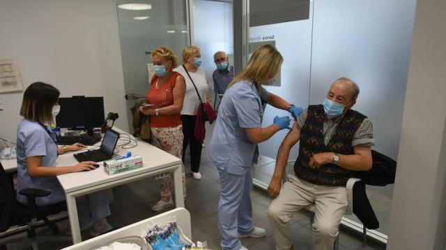 Imagen del primer día de vacunación conjunta de gripe y covid en 2022.