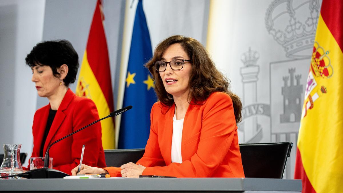 La Ministra de Inclusión, Seguridad Social y Migraciones y portavoz del Gobierno, Elma Saiz, y la ministra de Sanidad, Mónica García, durante una rueda de prensa tras la reunión del Consejo de Ministros