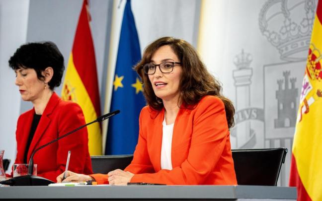 La Ministra de Inclusión, Seguridad Social y Migraciones y portavoz del Gobierno, Elma Saiz, y la ministra de Sanidad, Mónica García, durante una rueda de prensa tras la reunión del Consejo de Ministros