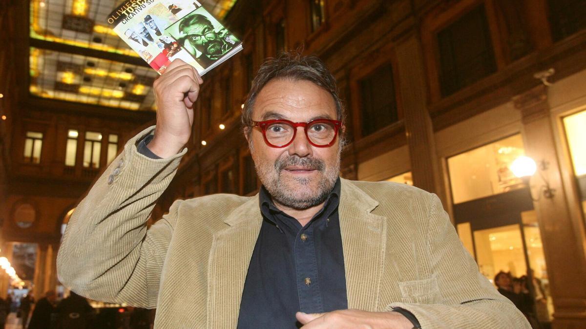 El fotógrafo italiano Oliviero Toscani sostiene su libro "Creativo Soberbio", en una imagen de archivo.