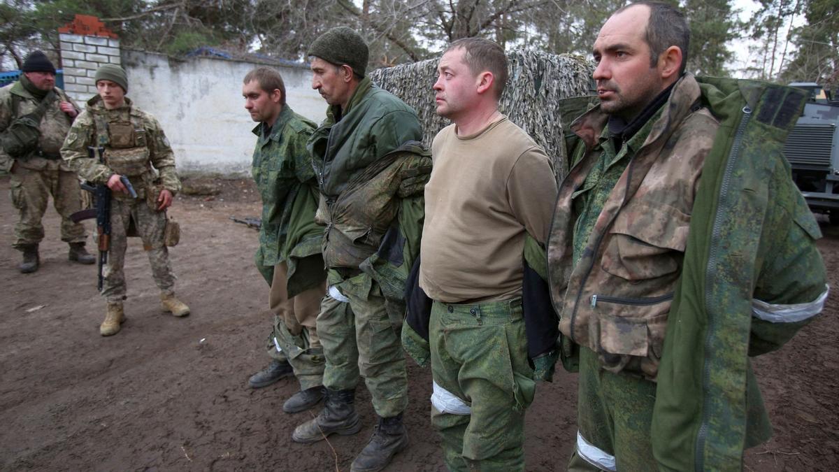 Soldados rusos capturados por las fuerzas ucranianas en Schast’ye.