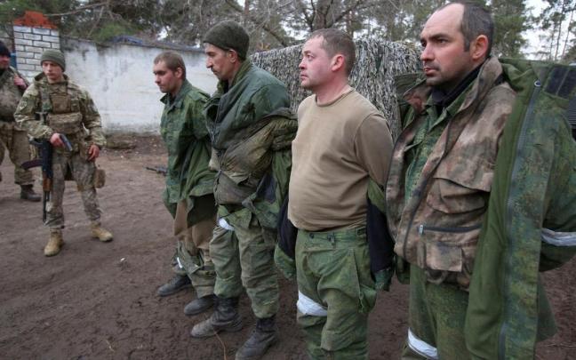 Soldados rusos capturados por las fuerzas ucranianas en Schast&rsquo;ye.