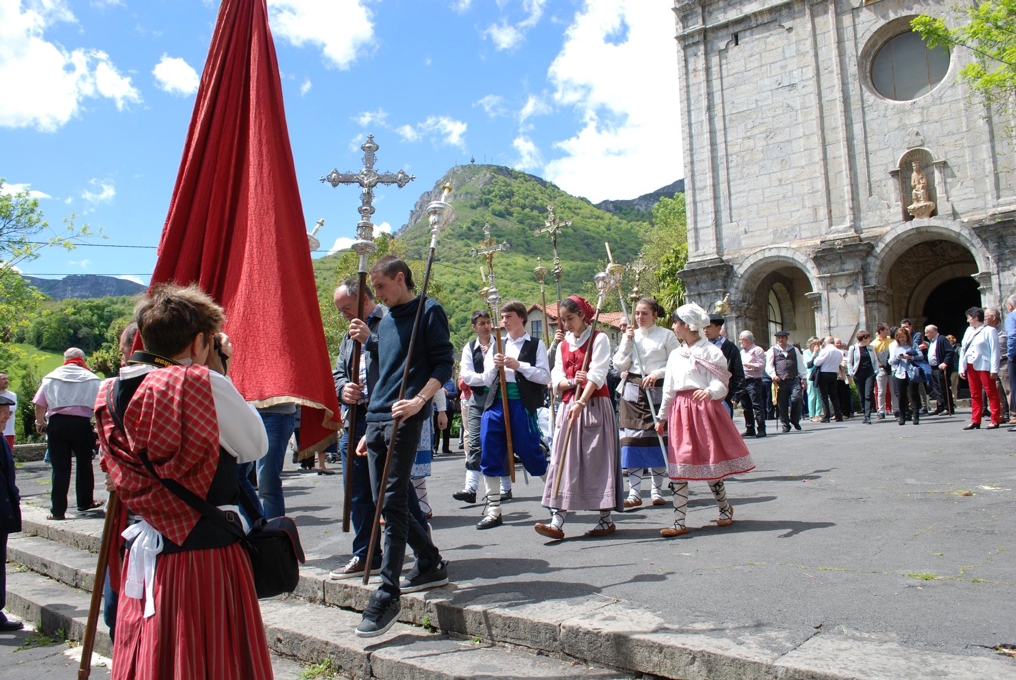 Vecinos de las aldeas alavesas del Valle de Arrastaria saliendo del Santuario de La Antigua un 9 de mayo, al fondo el monte Txarlazo