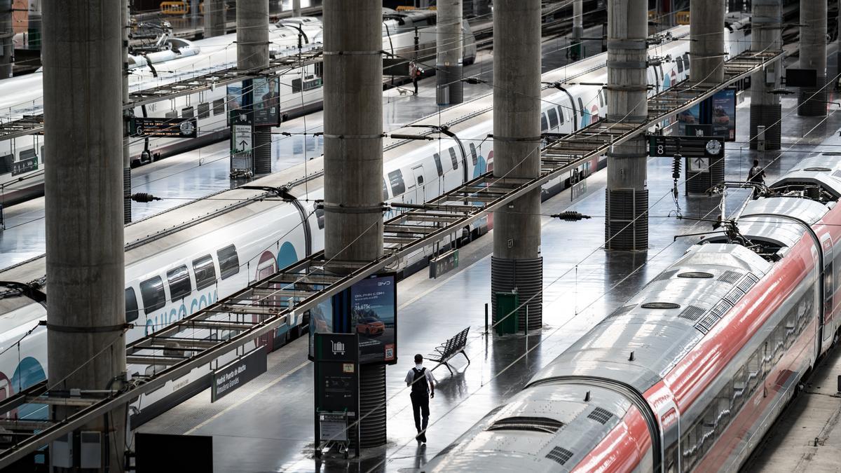 Trenes en las vías, en la Estación de Madrid - Puerta de Atocha