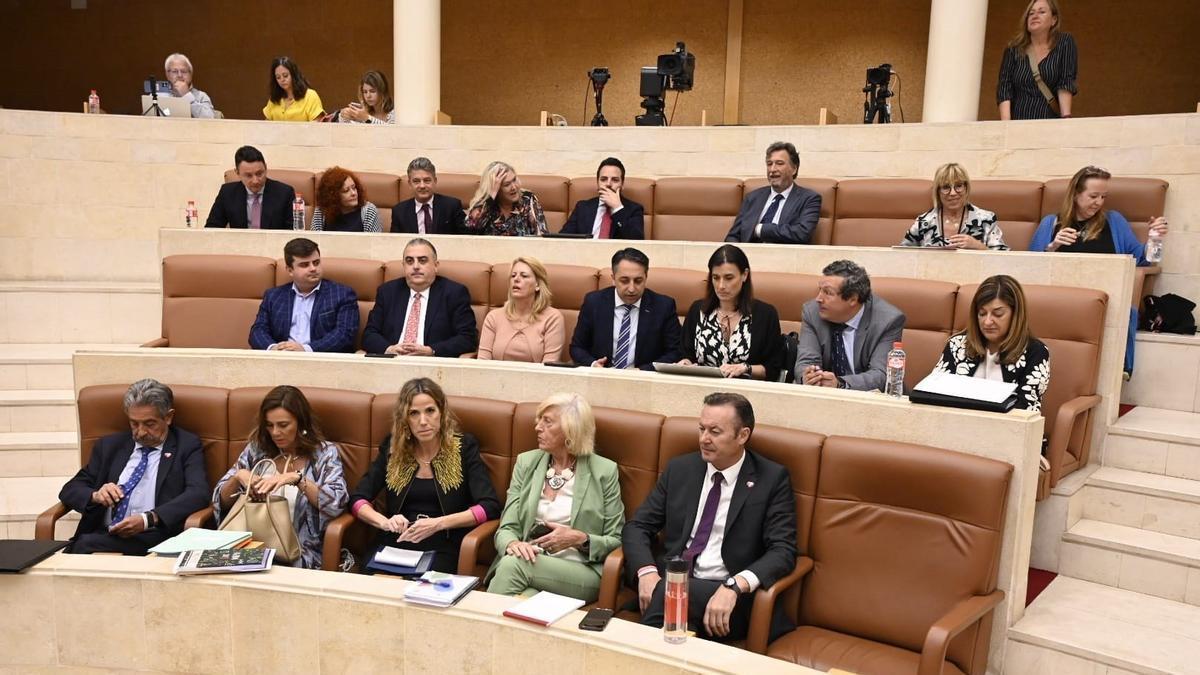 Diputados de PP, PRC y Vox en el Hemiciclo durante la sesión de investidura.