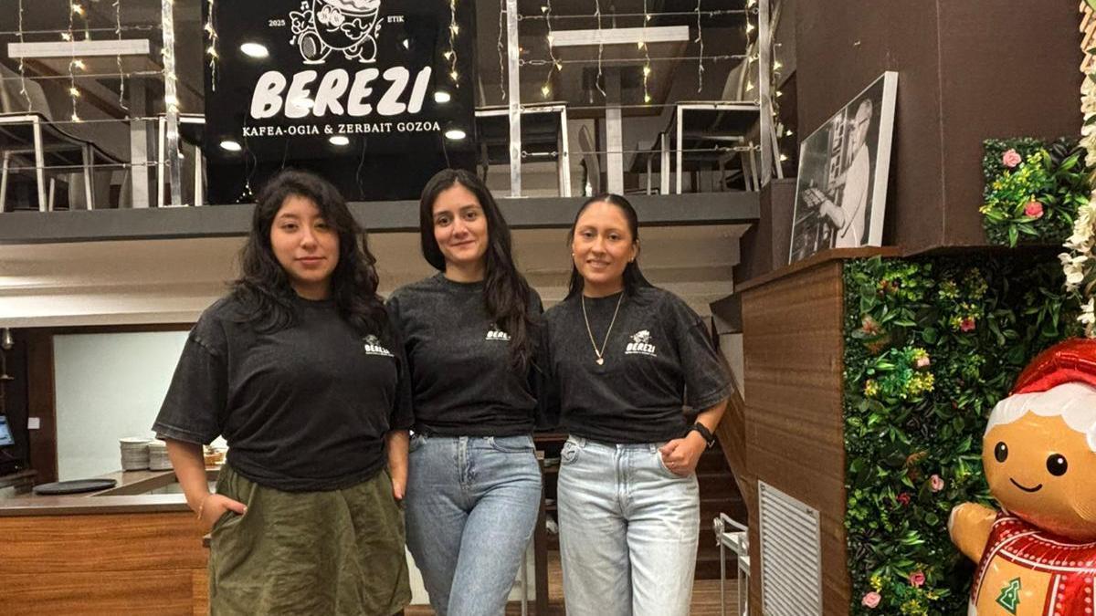 Karen Aguilar, en el centro, con sus compañeras, en su cafetería Berezi de Ordizia.