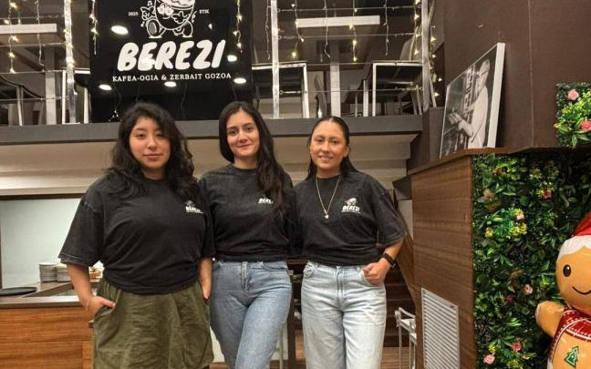 Karen Aguilar, en el centro, con sus compañeras, en su cafetería Berezi de Ordizia.
