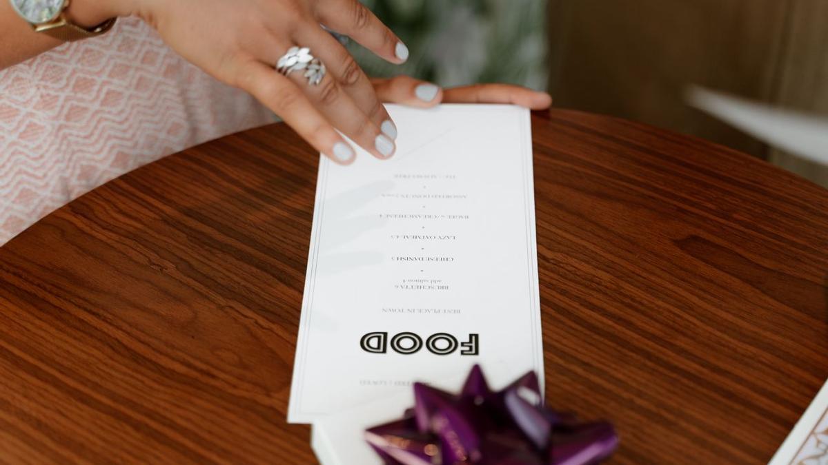 Una persona lee la carta de un restaurante