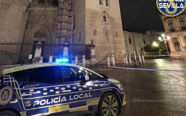 Desprendimiento de elementos de la Giralda por los fuertes vientos de la borrasca Leonardo.