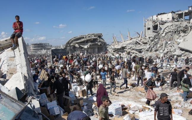 Imágenes de destrucción en Gaza y palestino caminando entre los escombros de los que fueron sus viviendas.