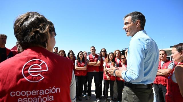 El presidente del Gobierno, Pedro Sánchez, recibe al personal del equipo START de AECID a su regreso de Venezuela