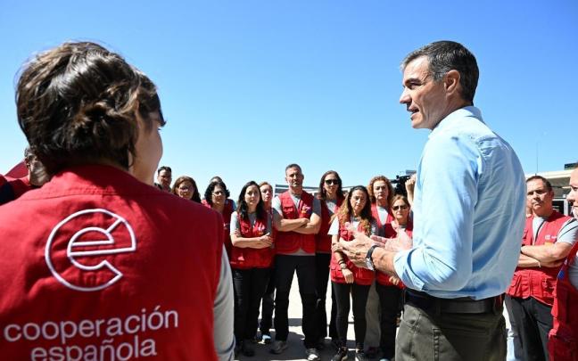 El presidente del Gobierno, Pedro Sánchez, recibe al personal del equipo START de AECID a su regreso de Venezuela