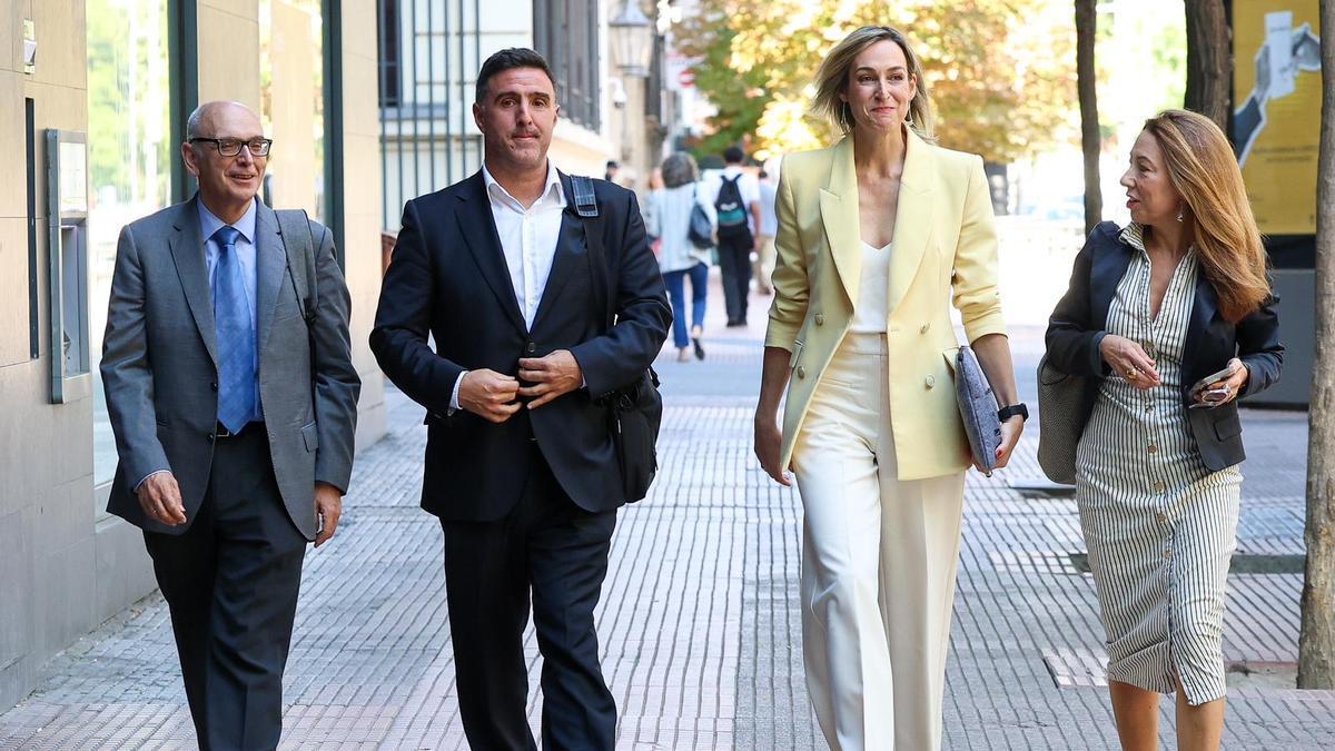 La consejera de Autogobierno, Maria Ubarretxena, con su equipo, este miércoles en Madrid