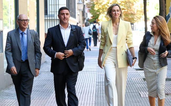 La consejera de Autogobierno, Maria Ubarretxena, con su equipo, este miércoles en Madrid