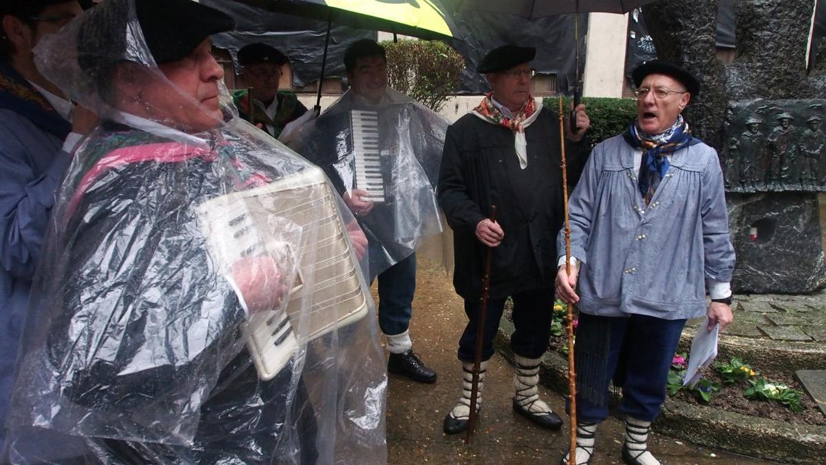 Kepa Urain interpretando una de las muchas coplas que cantó como 'koplari' de los coros de Santa Agueda.