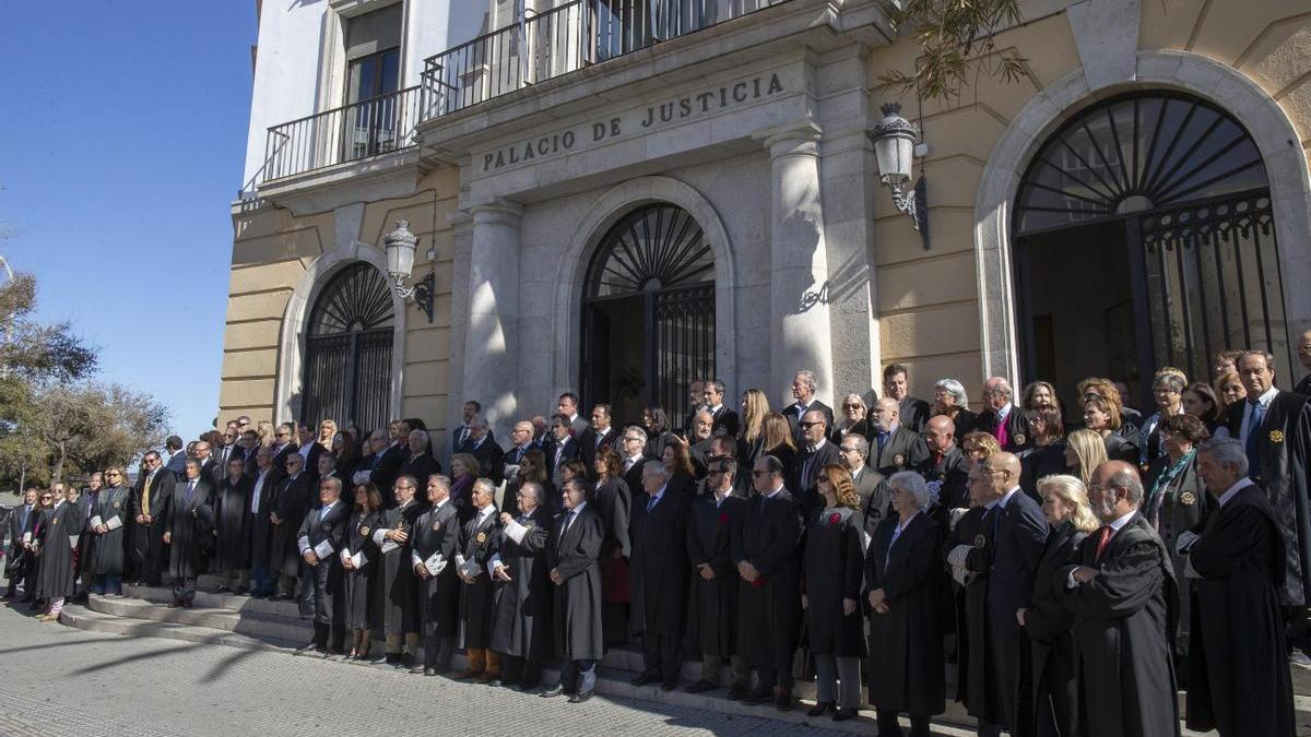 Magistrados y jueces de la Audiencia Provincial de Cádiz durante la concentración.