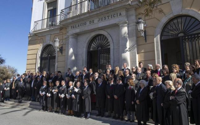 Magistrados y jueces de la Audiencia Provincial de Cádiz durante la concentración. Magistrados y jueces de la Audiencia Provincial de Cádiz durante la concentración.