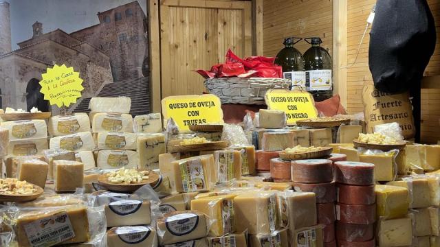 La oferta de los productos en los mercados navideños es amplia.