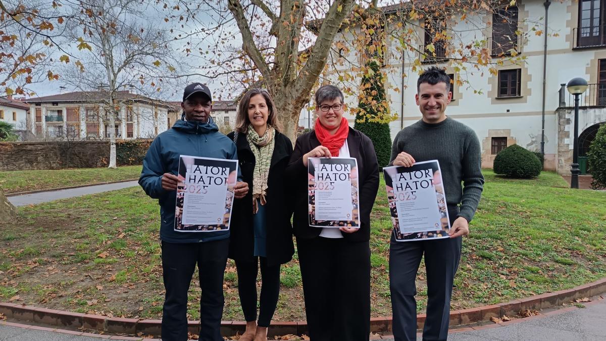 Mamadou Adama, Arantzazu Saiz, Mirengu Plazaola y Aitor Biain, este martes en la presentación del concierto.