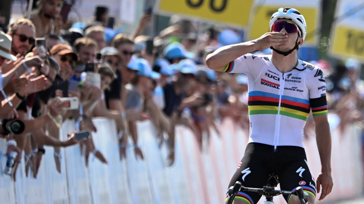 Evenepoel lanza un beso al cielo en recuerdo a Mäder.