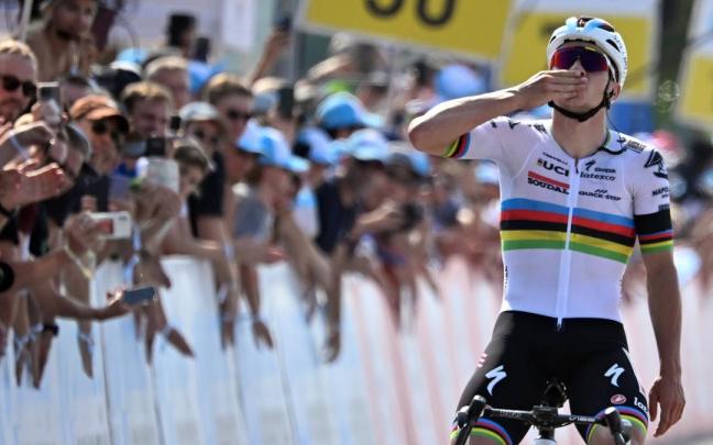 Evenepoel lanza un beso al cielo en recuerdo a Mäder. Evenepoel lanza un beso al cielo en recuerdo a Mäder.