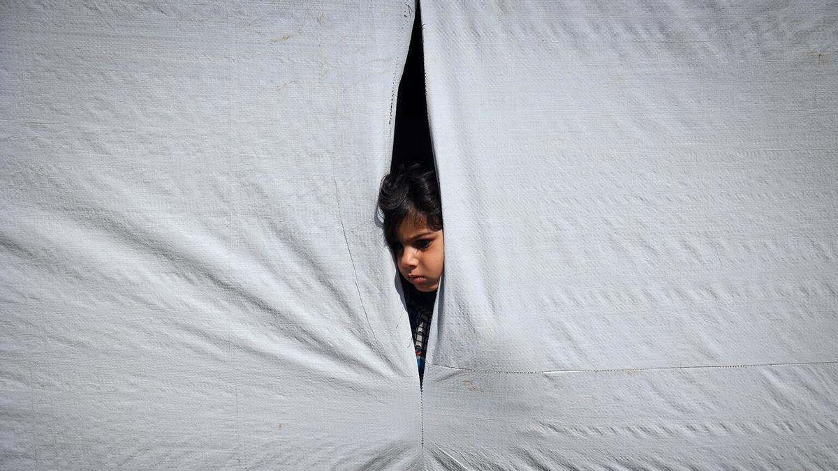 Un niño gazatí desplazado por la guerra en Rafáh.