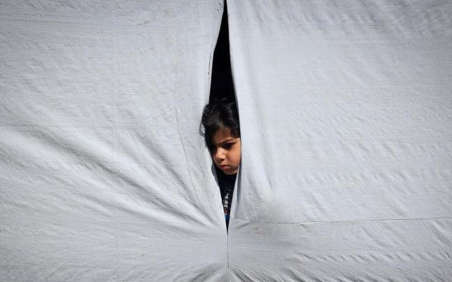 Un niño gazatí desplazado por la guerra en Rafáh.