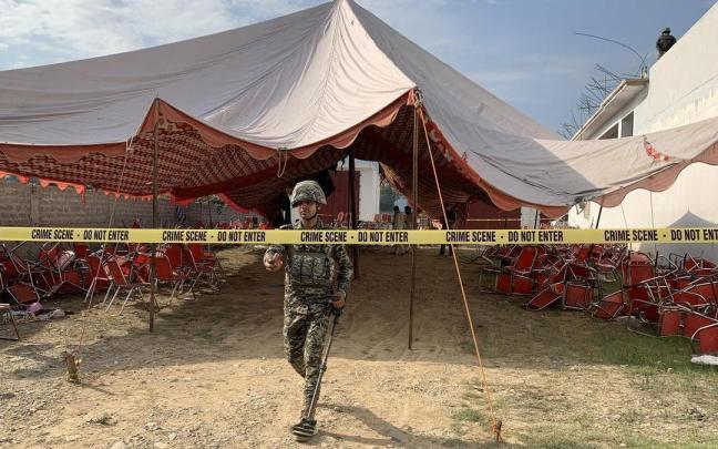 Un militar en el lugar del atentado. Un militar en el lugar del atentado.