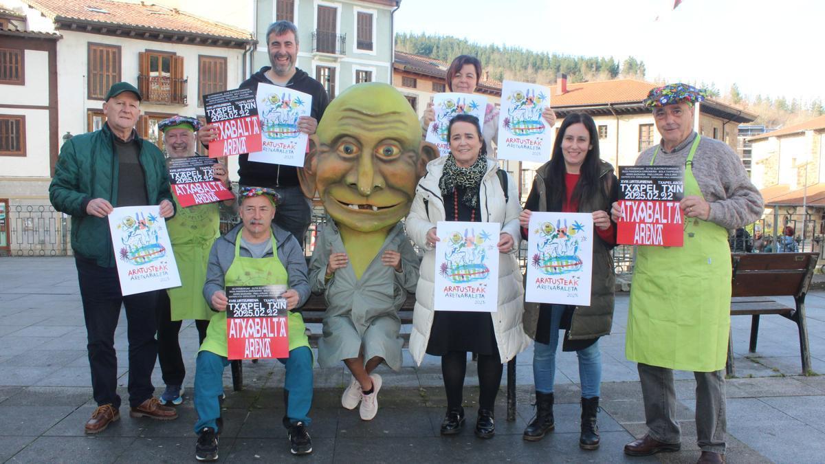 Representantes del Ayuntamiento, del grupo de txistularis, Leizarra Musika Eskola, paelleros y la autora del cartel Yera Sánchez en la presentación del programa.