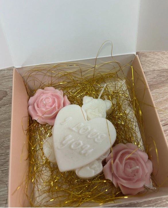 La artesana tarda unas dos horas aproximadamente con cada vela.