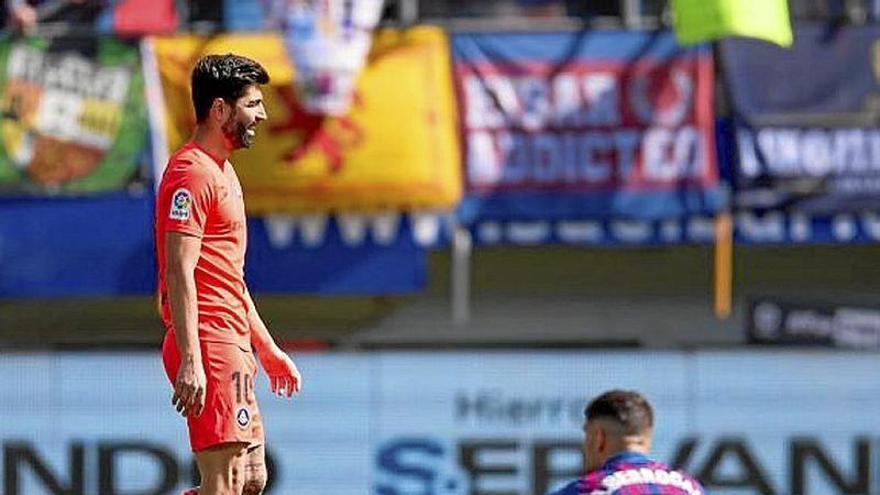 Berrocal lamenta el empate final ante un jugador del Andorra, ayer en Ipurua. | FOTO: LA LIGA