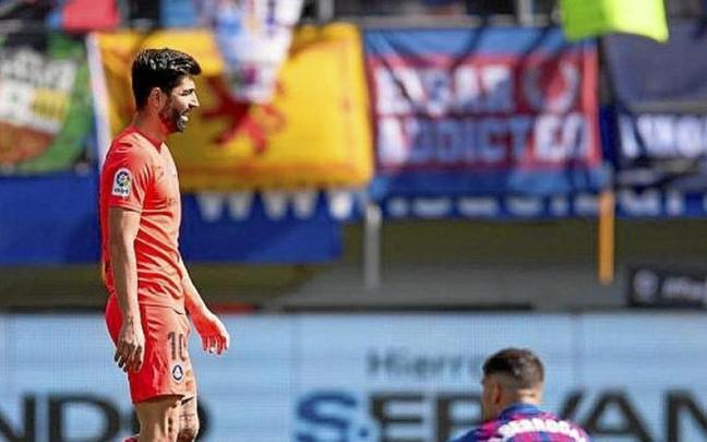 Berrocal lamenta el empate final ante un jugador del Andorra, ayer en Ipurua. | FOTO: LA LIGA Berrocal lamenta el empate final ante un jugador del Andorra, ayer en Ipurua. | FOTO: LA LIGA