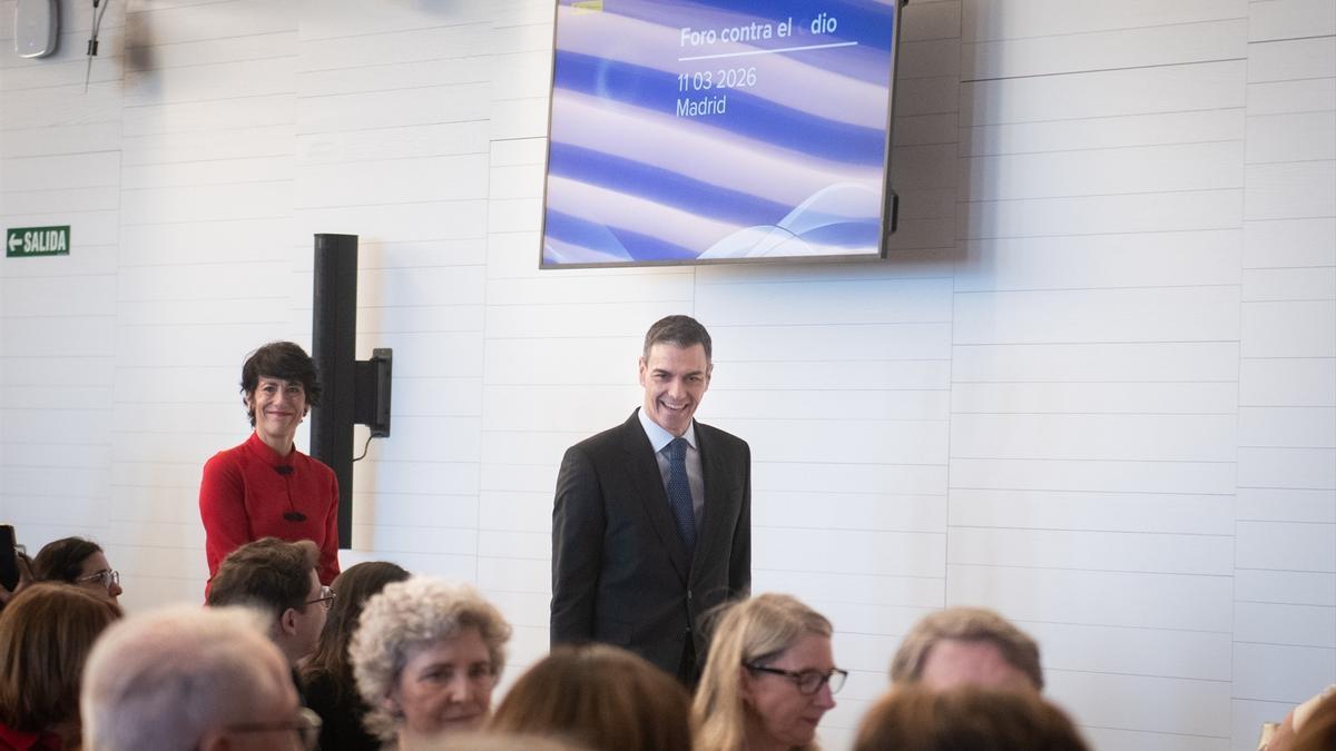 El presidente del Gobierno, Pedro Sánchez (d), y la ministra de Inclusión, Seguridad Social y Migraciones, Elma Saiz (i), durante la primera Cumbre Internacional contra el Odio.