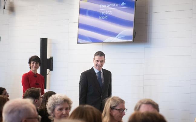 El presidente del Gobierno, Pedro Sánchez (d), y la ministra de Inclusión, Seguridad Social y Migraciones, Elma Saiz (i), durante la primera Cumbre Internacional contra el Odio.