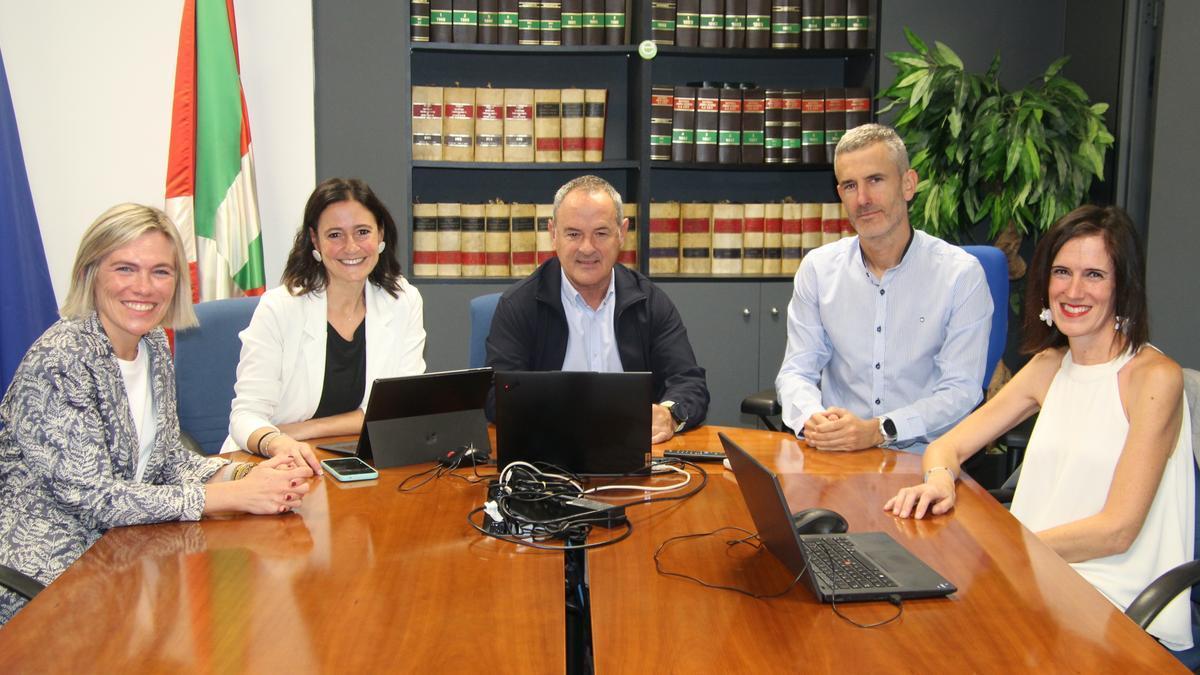 Mireia Elkoroiribe, con el equipo directivo del IES Fray Juan de Zumárraga y representantes del Departamento de Educación en Bizkaia.