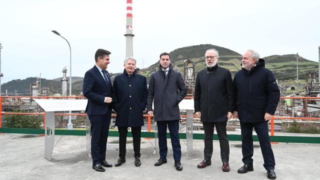 El lehendakari, Imanol Pradales, visita Petronor acompañado del consejero de Industria, Mikel Jauregi.