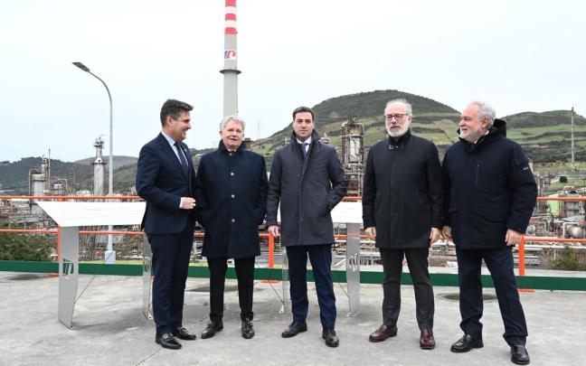 El lehendakari, Imanol Pradales, visita Petronor acompañado del consejero de Industria, Mikel Jauregi.