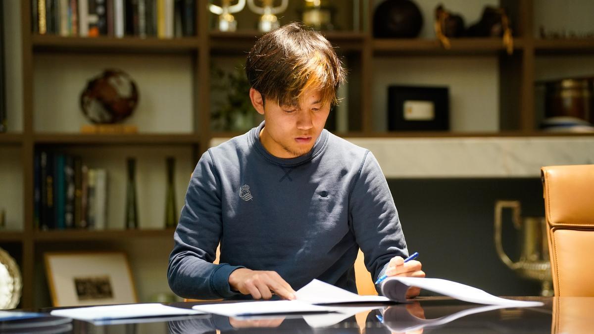 Take Kubo, firmando su nuevo contrato con la Real Sociedad. / OSCAR ALONSO ALGOTE