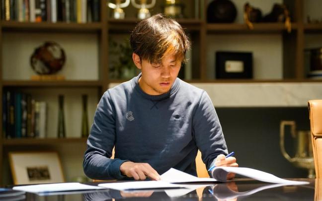 Take Kubo, firmando su nuevo contrato con la Real Sociedad. / OSCAR ALONSO ALGOTE